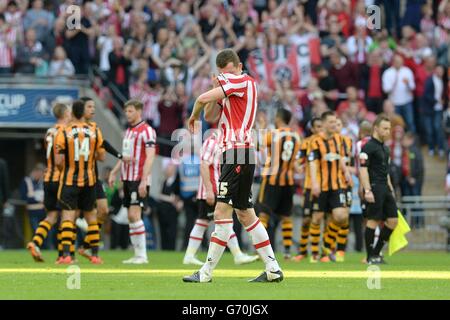 Calcio - fa Cup - Semifinale - Hull City / Sheffield United - Stadio di Wembley. Neill Collins (centro) di Sheffield United mostra la sua deiezione dopo il fischio finale Foto Stock
