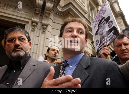 Guy Harrison fuori Bow Street Magistrates Court a Londra, dove è stato multato 600 e ha ordinato di pagare 55 spese dopo aver dichiarato colpevole di accuse relative all'attacco della scorsa settimana alla bomba di farina contro il primo ministro Tony Blair alla Camera dei Comuni. Era stato accusato di "usare parole o comportamenti minacciosi, offensivi o offensivi, o comportamenti disordinati, suscettibili di causare molestie, allarmi o distress" al Commons il 19 maggio. Ron Davis (a sinistra) ha dichiarato di non essere colpevole dello stesso reato. Foto Stock