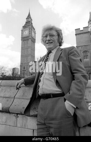 Il deputato laburista di sinistra per Edinburgh Leith, Ron Brown, che si trova di fronte a 20 giorni di sospensione dai comuni per il suo strabiliante scoppio in Aula lunedì sera, arriva alle Camere del Parlamento. Foto Stock