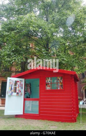 Tracy Emin's "il posto per i bambini" in mostra nei giardini del Victoria & Albert Museum di Londra. E' una delle dieci capannoni personalizzate da importanti artisti e designer contemporanei attorno al tema della natura, dei giardini e dei fiori ed e' fatturata come una strana alternativa allo spettacolo dei Fiori di Chelsea. Foto Stock