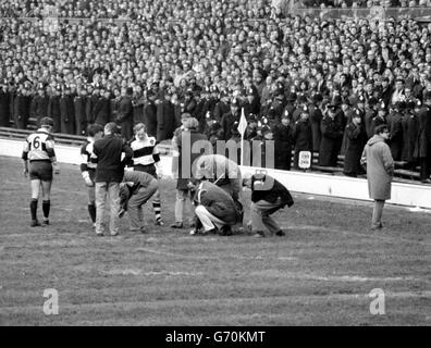 I dimostranti antiapartheid spargono tin tack sul campo di gioco nel tentativo di ritardare la partita finale del tour del Sudafrica, contro i barbari a Twickehham. Foto Stock