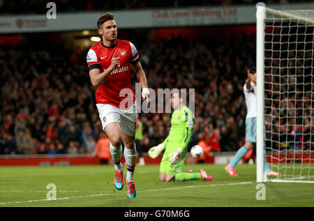 Olivier Giroud dell'Arsenal festeggia il suo secondo gol durante la partita della Barclays Premier League all'Emirates Stadium di Londra. Foto Stock