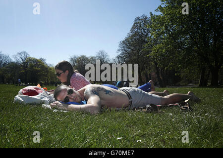 Kate Kennedy e James Elliott si godono il bel tempo al Kelvingrove Park di Glasgow, Scozia. Foto Stock