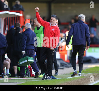 Calcio - Sky Bet League 1 - Crawley Town / Leyton Orient - Stadio Checkatrade.com. John Gregory, direttore della città di Crawley, celebra la vittoria su Leyton Orient. Foto Stock