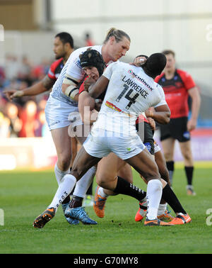 Salford City Reds 'Shannon McPherson è affrontato da Huddersfield Giants' Eorl Crabtree (a sinistra) e Michael Lawrence durante il primo incontro Utility Super League presso l'AJ Bell Stadium, Eccles. Foto Stock