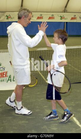 La leggenda del tennis John McEnroe serve un campione e aiuta Ariel Tennis Ace Jack Dixon, da Scunthorpe, a preparare la grande celebrità Wimbledon finale il 14 giugno, alla Lawn Tennis Association Academy. Foto Stock