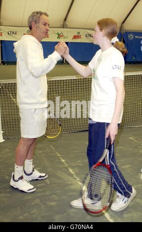 La leggenda del tennis John McEnroe serve un campione e aiuta Ariel Tennis Ace Elizabeth Hall, da Newcastle, a preparare la grande celebrità Wimbledon finale il 14 giugno, alla Lawn Tennis Association Academy. Foto Stock