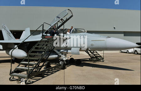 Il Duca e la Duchessa di Cambridge si siedono nell'abitacolo di un Super Hornet F/A-18F durante una visita alla base RAAF di Amberley durante il tredicesimo giorno del loro tour ufficiale in Nuova Zelanda e Australia. Foto Stock