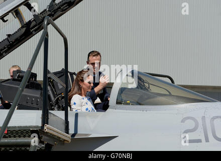 Il Duca e la Duchessa di Cambridge si siedono nell'abitacolo di un Super Hornet F/A-18F durante una visita alla base RAAF di Amberley durante il tredicesimo giorno del loro tour ufficiale in Nuova Zelanda e Australia. Foto Stock