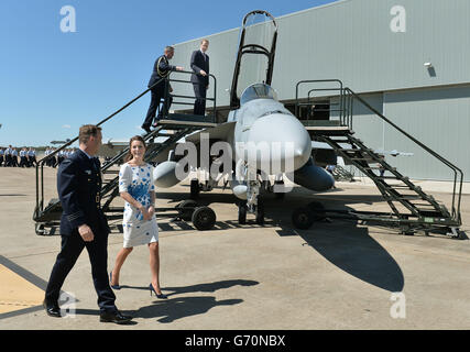 Il Duca e la Duchessa di Cambridge siedono nell'abitacolo di un Super Hornet F/A-18F mentre il Duca e la Duchessa di Cambridge visitano la base RAAF di Amberley durante il tredicesimo giorno del loro tour ufficiale in Nuova Zelanda e Australia. Foto Stock