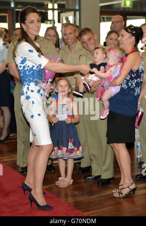 La Duchessa di Cambridge incontra i gemelli Oscar e Alyssa McCabe, mentre il duca e la duchessa di Cambridge visitano la base RAAF di Amberley durante il tredicesimo giorno del loro tour ufficiale in Nuova Zelanda e Australia. Foto Stock