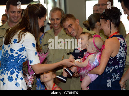 La Duchessa di Cambridge incontra i gemelli Oscar e Alyssa McCabe, mentre il duca e la duchessa di Cambridge visitano la base RAAF di Amberley durante il tredicesimo giorno del loro tour ufficiale in Nuova Zelanda e Australia. Foto Stock