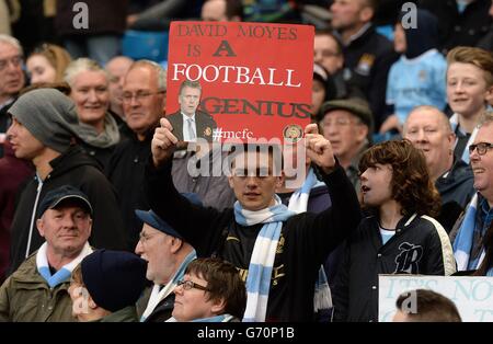 Calcio - Barclays Premier League - Manchester City / West Bromwich Albion - Etihad Stadium. Un fan di Manchester City tiene in piedi un cartello David Moyes Foto Stock