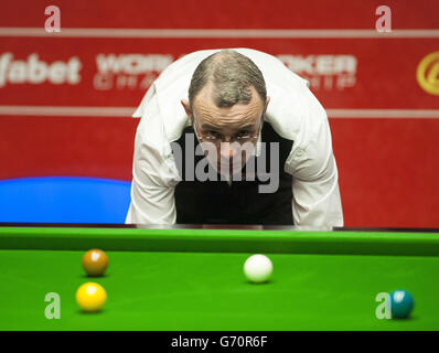 Martin Gould durante la sua partita contro Marco fu durante il Dafabet World Snooker Championships al Crucible di Sheffield. Foto Stock