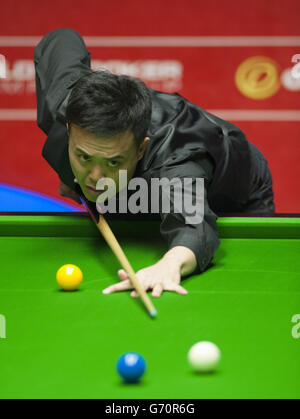 Marco fu durante la sua partita contro Martin Gould durante il Dafabet World Snooker Championships al Crucible di Sheffield. Foto Stock