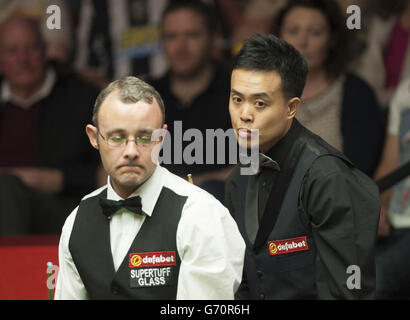 Marco fu durante la sua partita contro Martin Gould durante il Dafabet World Snooker Championships al Crucible di Sheffield. Foto Stock