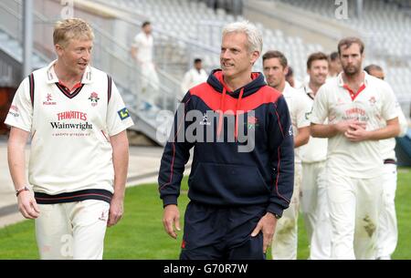 Peter Moores guida la sua squadra dal spogliatoio con Glen Chapple (a sinistra) dopo che la partita contro Warwickshire è terminata in un pareggio il suo ultimo giorno come allenatore capo Lancashire prima che egli assume il controllo come allenatore capo Inghilterra, durante il LV County Championship, Partita della prima divisione all'Emirates Old Trafford, Manchester. Foto Stock