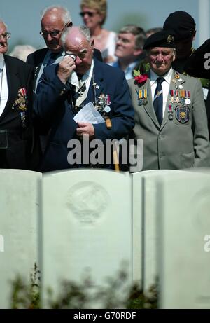 Un veterano alla cerimonia di commemorazione al cimitero delle tombe di guerra del Commonwealth a Bayeux, in Normandia, per celebrare il 60° anniversario delle invasioni del D-Day nel 1944. WPA Rota. Foto Stock