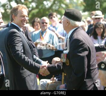 Il primo ministro britannico Tony Blair saluta un veterano al cimitero delle tombe di guerra del Commonwealth a Bayeux, nel nord-ovest della Francia, dopo aver partecipato ad un servizio lì nel 60° anniversario del D-Day. Foto Stock