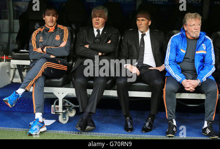 Real Madrid Head Coach Carlo Ancelotti (seconda a sinistra) Con l'allenatore Paul Clement (a sinistra) e l'assistente pullman Zinedine Zidane (seconda destra) Foto Stock