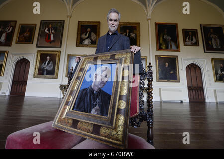 Il primo ritratto dell'arcivescovo di Canterbury Justin Welby dell'artista Roger Wagner (nella foto) viene esposto al Castello di Auckland, nella contea di Durham, insieme a opere d'arte che coprono 500 anni di storia della Chiesa. Foto Stock