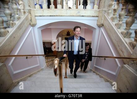 Nick Clegg, vice primo ministro e leader liberaldemocratico, arriva per il lancio della campagna elettorale europea in llb DEM nella Moot Hall di Colchester, Essex. Foto Stock