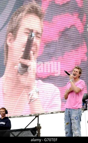 Lee Ryan dal Blue Onstage durante il concerto T4 Popbeach, tenuto sulla spiaggia di Great Yarmouth. Foto Stock