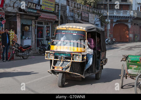 Auto rickshaw o tuk-tuk sulla strada. Risciò motorizzati sono un mezzo comune di pubblico transportat Foto Stock