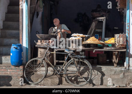 Unidentified mercato indiano venditore per la cottura e la vendita di snack in strada locale shop. Foto Stock