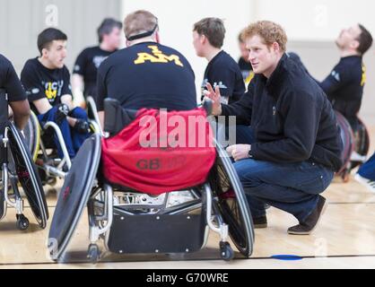 Il principe Harry visita AIUTO per gli eroi della palestra Foto Stock