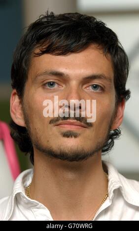 Il fashion designer britannico Matthew Williamson durante la firma della Summer Icon Collection, un set di tre bottiglie in edizione limitata Coca-Cola che ha progettato per celebrare il 70° anniversario della bottiglia di vetro originale di Coca-Cola - a Selfridges su Oxford Street, nel centro di Londra. Le bottiglie, denominate Jaguar, Peacock e Harem, sono disponibili solo in Selfridges questo mese. Foto Stock