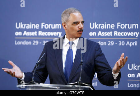 Il procuratore generale degli Stati Uniti Eric Holder parla all'apertura del Forum ucraino sul recupero degli asset alla Lancaster House di Londra. Foto Stock