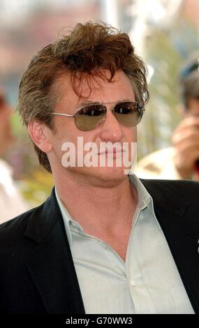 Attore Sean Penn durante una fotocellula per il suo nuovo film 'l'assassinio di Richard Nixon', al Riveria Terrance nel Palais du Festival, come parte del 57esimo Festival annuale del Cinema di Cannes in Francia. Foto Stock