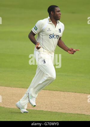 Warwickshires Keith Barker festeggia il lancio del Samit Patel di Nottinghamshire durante il terzo giorno della partita LV= County Championship, Divisione uno a Trent Bridge, Nottingham. Foto Stock