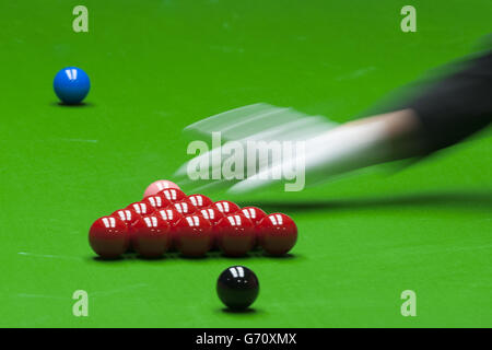 L'arbitro Michaela TABB resetta il tavolo durante una partita tra Mark Selby e Alan McManus durante i Campionati Mondiali di Snooker di Dafabet al Crucible, Sheffield. PREMERE ASSOCIAZIONE foto. Data immagine: Martedì 29 aprile 2014. Guarda la storia di PA SNOOKER World. Il credito fotografico dovrebbe essere: Tim Goode/PA Wire Foto Stock