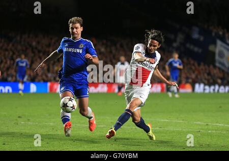 Calcio - UEFA Champions League - Quarter Final - Second leg - Chelsea / Paris Saint-Germain - Stamford Bridge. Edinson Cavani di Parigi Saint-Germain spara Foto Stock