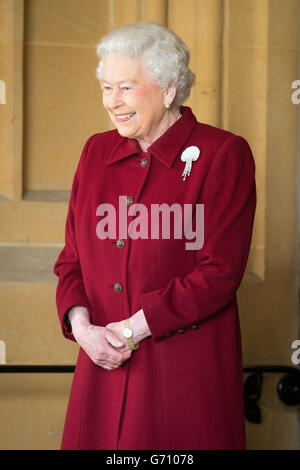 La regina britannica Elizabeth II sorride mentre saluta il presidente irlandese Michael D. Higgins e sua moglie Sabina (non raffigurata) si preparano a lasciare il castello di Windsor a Windsor, dopo la prima visita di Stato nel Regno Unito da parte di un presidente irlandese. Foto Stock