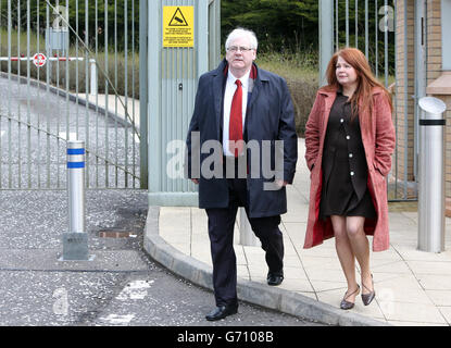 Michael Gallagher, che ha perso il figlio Aidan nell'attacco bomba di Omagh, con la figlia Kat, fuori dal tribunale di Dungannon. Foto Stock