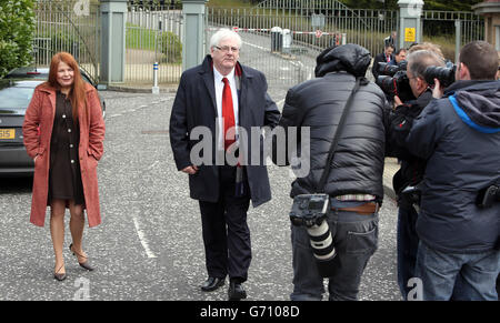 Michael Gallagher, che ha perso il figlio Aidan nell'attacco bomba di Omagh, con la figlia Kat, fuori dal tribunale di Dungannon. Foto Stock