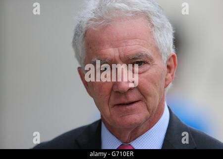 Sean Fitzpatrick, ex presidente e amministratore delegato di Anglo Irish Bank, lascia il Circuit Criminal Court, Dublino, durante il processo di frode ai danni degli ex dirigenti della Anglo Irish Bank. Foto Stock