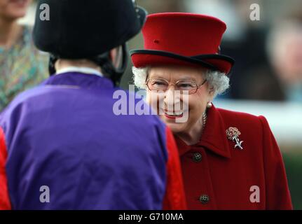 Corse ippiche - Dubai Duty Free Weekend - Newbury. La regina Elisabetta II con il jockey David Probert durante il Dubai Duty Free Weekend all'ippodromo di Newbury, Berkshire. Foto Stock