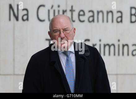 L'ex direttore finanziario della Anglo Irish Bank Willie McAteer lascia la Circuit Criminal Court, Dublino, durante il processo di frode di ex dirigenti della Anglo Irish Bank. Foto Stock