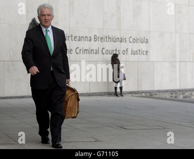 Sean Fitzpatrick, ex presidente e amministratore delegato di Anglo Irish Bank, lascia il Circuit Criminal Court, Dublino, durante il processo degli ex dirigenti della Anglo Irish Bank. Foto Stock