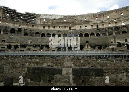 Il Colosseo fu costruito durante il regno dell'imperatore Vespasiano nel sec. a.C. e fu dedicato nel 80 d.C. dal figlio Tito. Il nome popolare del Colosseo ebbe luogo perché l'immenso stadio ovale si trovava accanto ad una colossale statua di Nerone. Il nome originale di questa antica arena sportiva romana, la più grande del suo genere, è l'Amphitheatrum Flavium. Oltre 160 metri di altezza con ottanta ingressi, il Colosseo poteva ospitare fino a 50,000 spettatori. Al Colosseo si tennero eventi pubblici come lotte di gladiatori, battaglie navali fittizie e cacciate di animali selvatici. Durante i combattimenti in scena fino a 10,000 Foto Stock