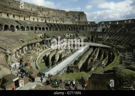 Il Colosseo fu costruito durante il regno dell'imperatore Vespasiano nel sec. a.C. e fu dedicato nel 80 d.C. dal figlio Tito. Il nome popolare del Colosseo ebbe luogo perché l'immenso stadio ovale si trovava accanto ad una colossale statua di Nerone. Il nome originale di questa antica arena sportiva romana, la più grande del suo genere, è l'Amphitheatrum Flavium. Oltre 160 metri di altezza con ottanta ingressi, il Colosseo poteva ospitare fino a 50,000 spettatori. Al Colosseo si tennero eventi pubblici come lotte di gladiatori, battaglie navali fittizie e cacciate di animali selvatici. Durante i combattimenti in scena fino a 10,000 Foto Stock