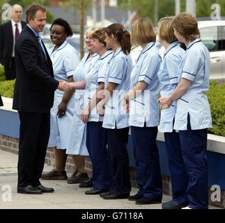 Il primo ministro britannico Tony Blair è accolto dal personale infermieristico al Wythenshawe Hospital di Manchester. Ha visitato l'ospedale per aprire una nuova unità decisionale clinica. Foto Stock