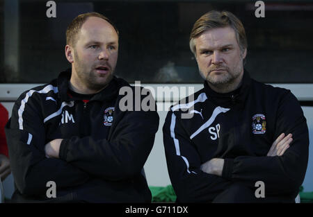 Steven Pressley, responsabile di Coventry City, e Neil MacFarlane, Assistente Manager (A sinistra) prima di giocare contro Bradford City Foto Stock