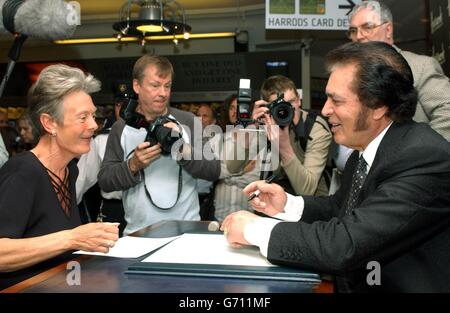 Il leggendario crooner Engelbert Humperdink durante una sessione di firma di foto e album presso il grande magazzino Harrods di Knightsbridge, Londra. La star internazionale soprannominata "King of Romance" firma le copie del suo ultimo album Englebert - His Greatest Love Songs e inizia un tour in Gran Bretagna a partire dal 1° giugno al Rhyl Pavillion. Foto Stock