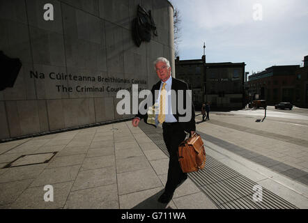 Sean Fitzpatrick, ex presidente e amministratore delegato di Anglo Irish Bank, arriva alla corte penale di Dublino come processo contro i dirigenti della Anglo Irish Bank. Foto Stock