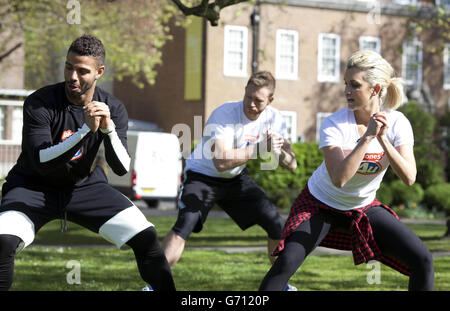 Ashley Roberts partecipa a un evento di anteprima per i telefoni 4u FestivalFit 30 Day Challenge, creato dal coreografo Jay Revell (a sinistra) per celebrare l'arrivo del Samsung Galaxy S5 ai telefoni 4u, a Brunswick Square a Londra. Foto Stock